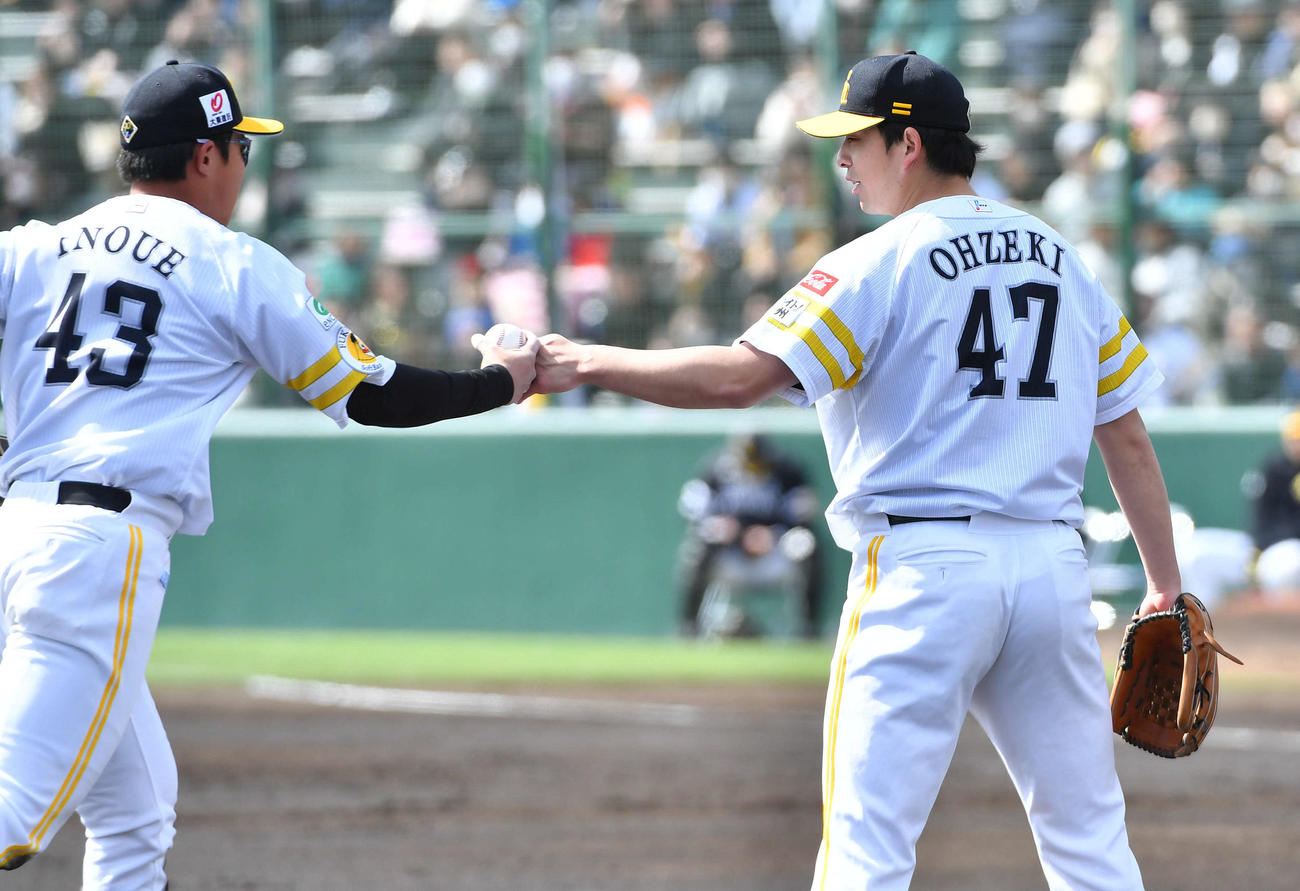 ソフトバンク対DeNA 2回表DeNA2死一、二塁、山本の三ゴロを好守した井上（左）とグータッチを交わす大関（撮影・岩下翔太）