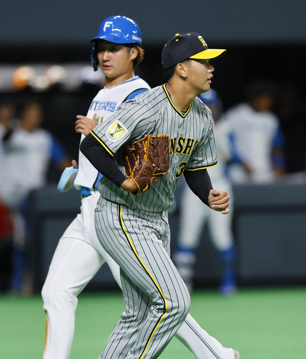 日本ハム対阪神　2回裏日本ハム2死二塁、。田宮に先制の左前適時打を許した阪神門別。左は生還した浅間（撮影・藤尾明華）
