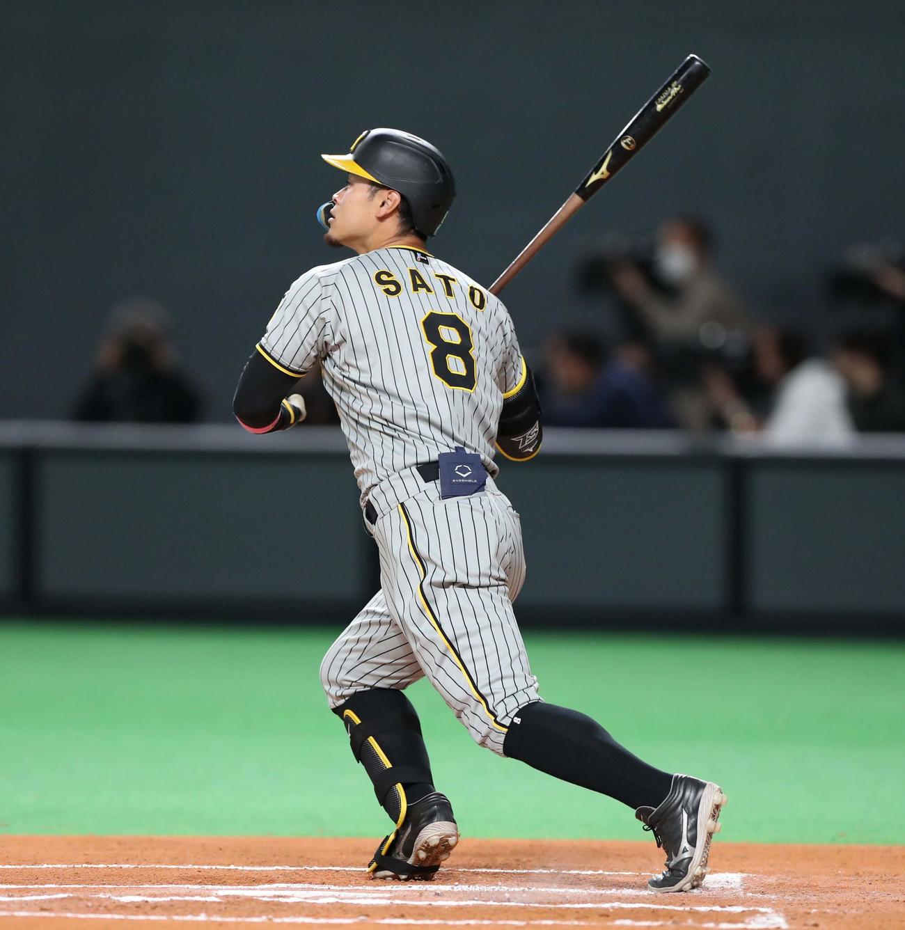日本ハム対阪神　6回表阪神1死、中越え二塁打を放つ佐藤輝（撮影・黒川智章）