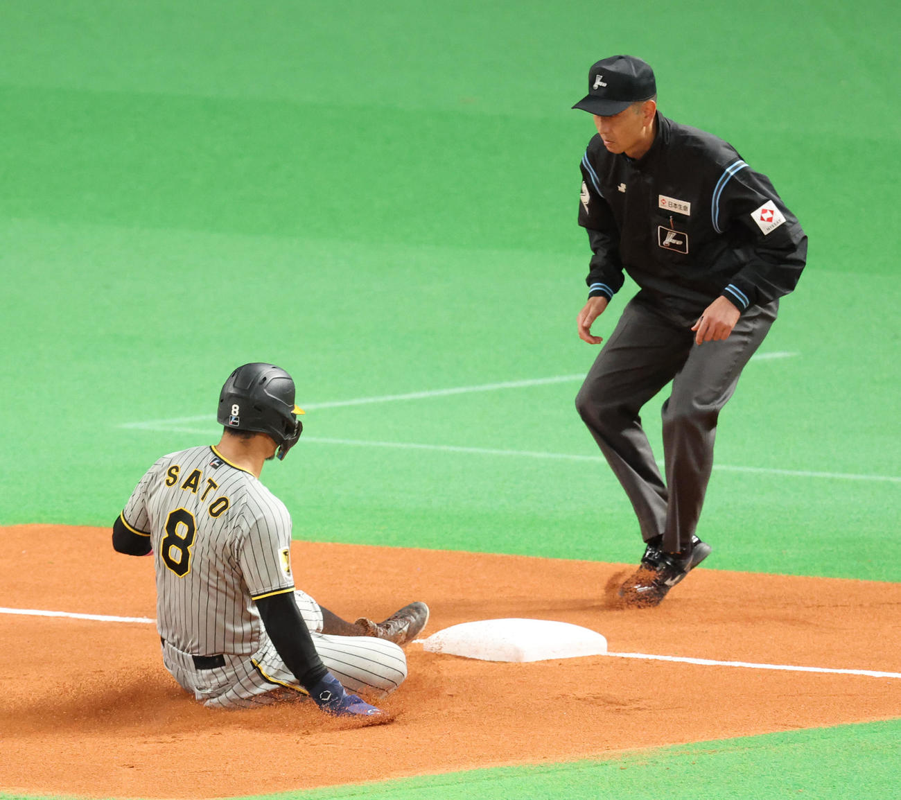 日本ハム対阪神　6回表阪神1死二塁、森下の一邪飛で三塁にタッチアップをする二走佐藤輝（撮影・佐藤翔太）