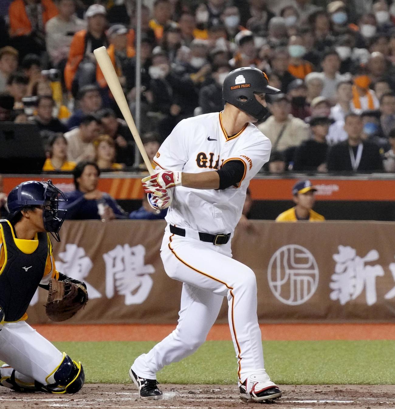 中信兄弟戦で先制打を放つ巨人秋広（共同）