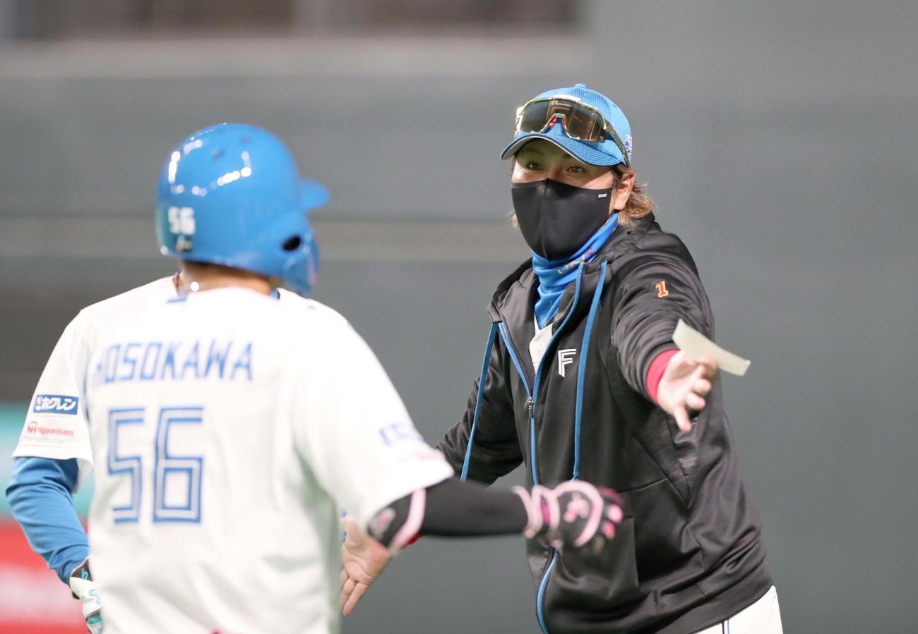 日本ハム対阪神　5回裏、適時打を放った細川を出迎える新庄監督（撮影・黒川智章）