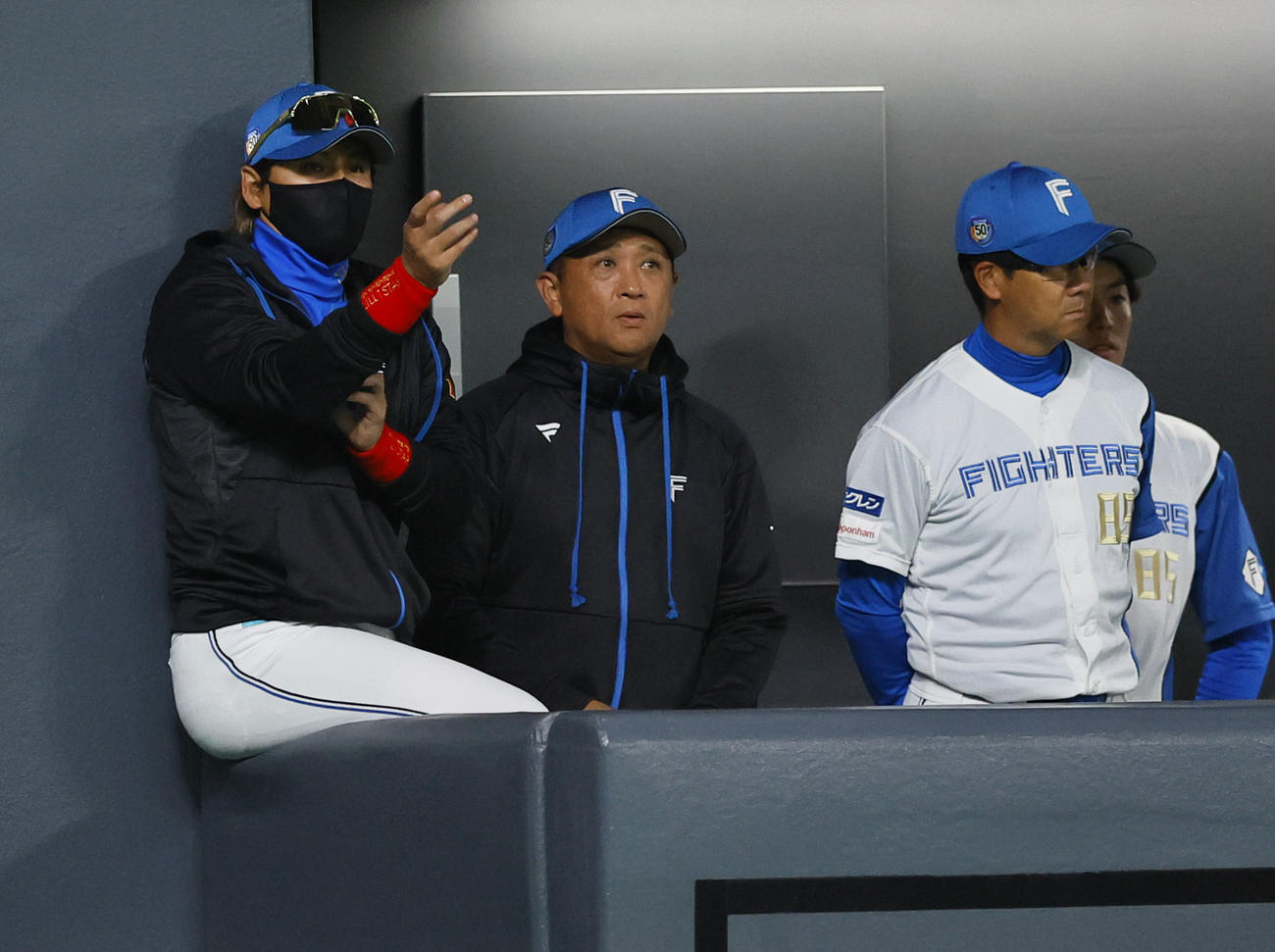 日本ハム対阪神　4回、ベンチでコーチと話をする日本ハム新庄監督（左）（撮影・藤尾明華）