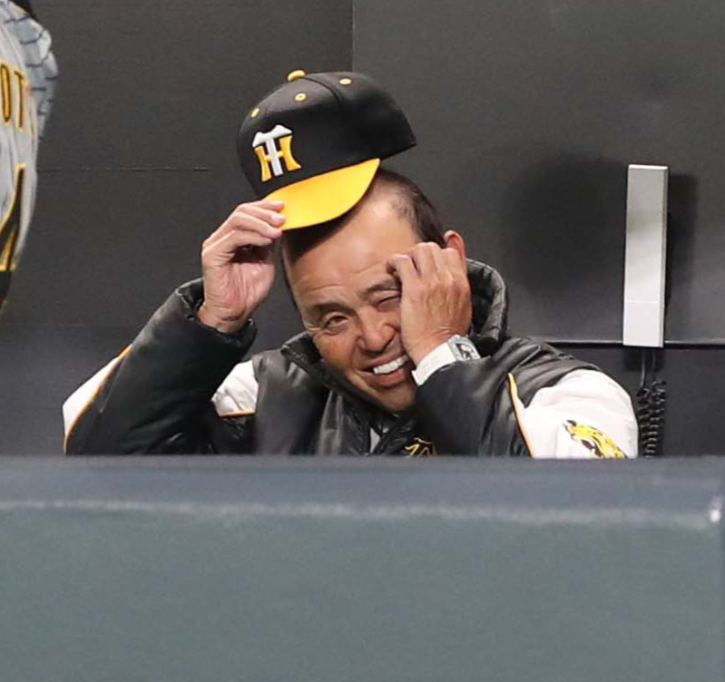 日本ハム対阪神　8回裏、勝ち越されベンチで頭をかく岡田監督（撮影・黒川智章）