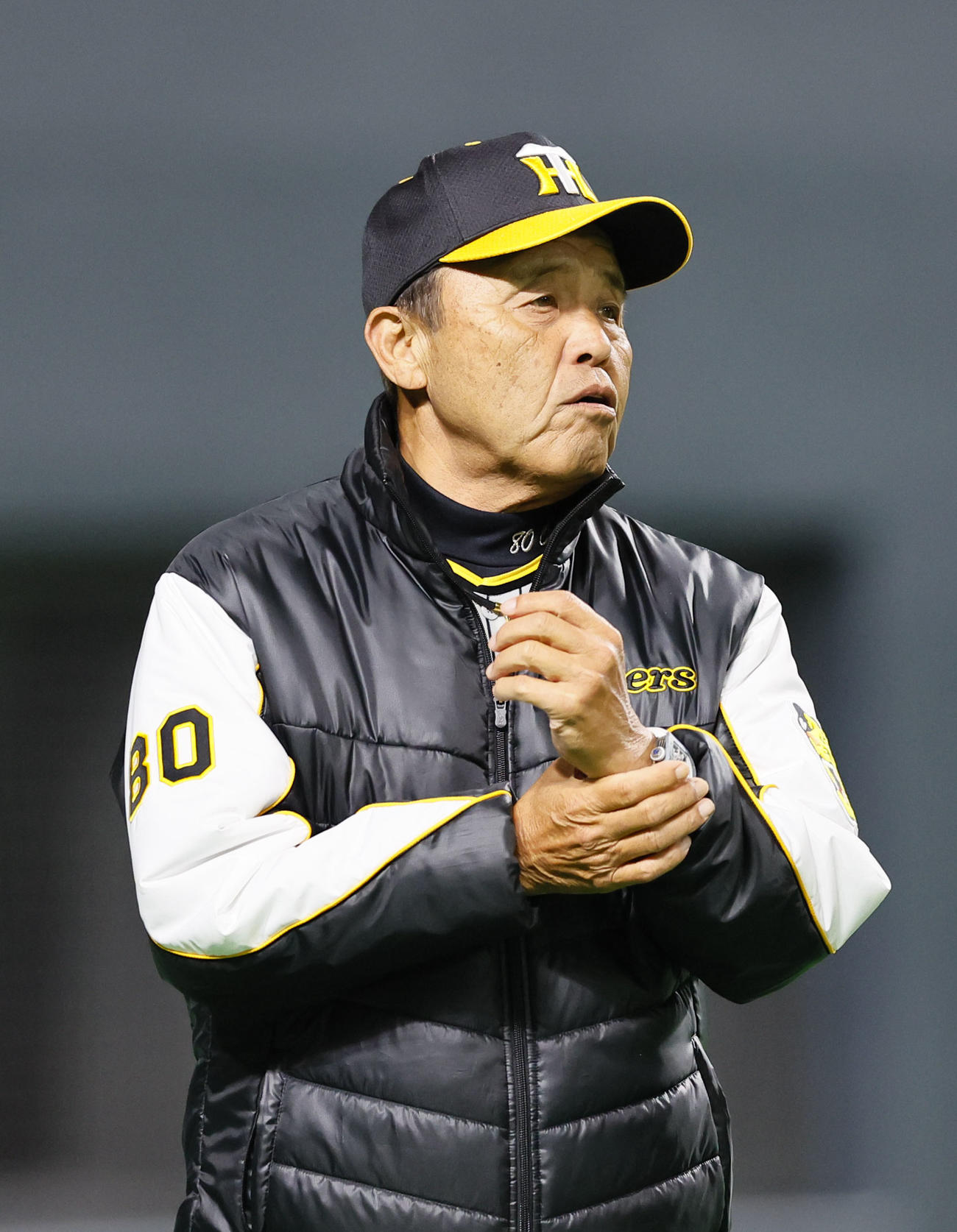 日本ハム対阪神　8回、交代を告げる阪神岡田監督（撮影・藤尾明華）