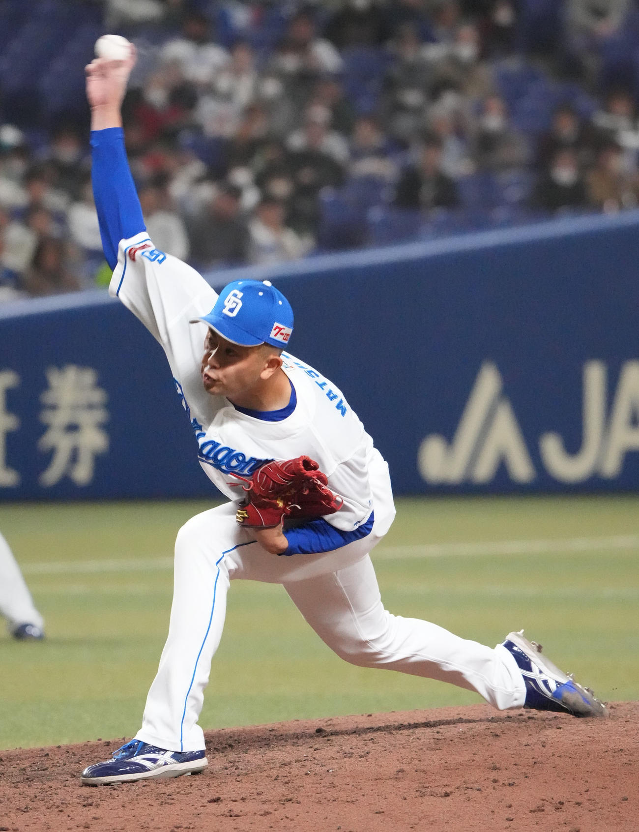 中日対ヤクルト　9回表、中日6番手で登板する松山（撮影・森本幸一）