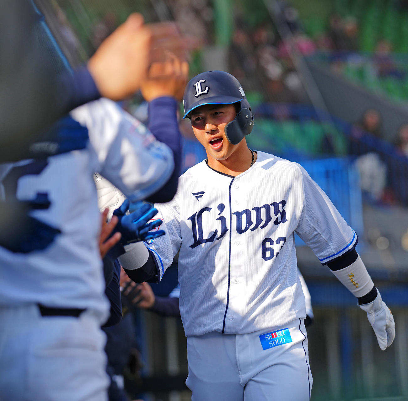 西武対ロッテ　7回裏西武2死一、二塁、西川の適時二塁打で生還しナインの出迎えを受ける長谷川（撮影・垰建太）