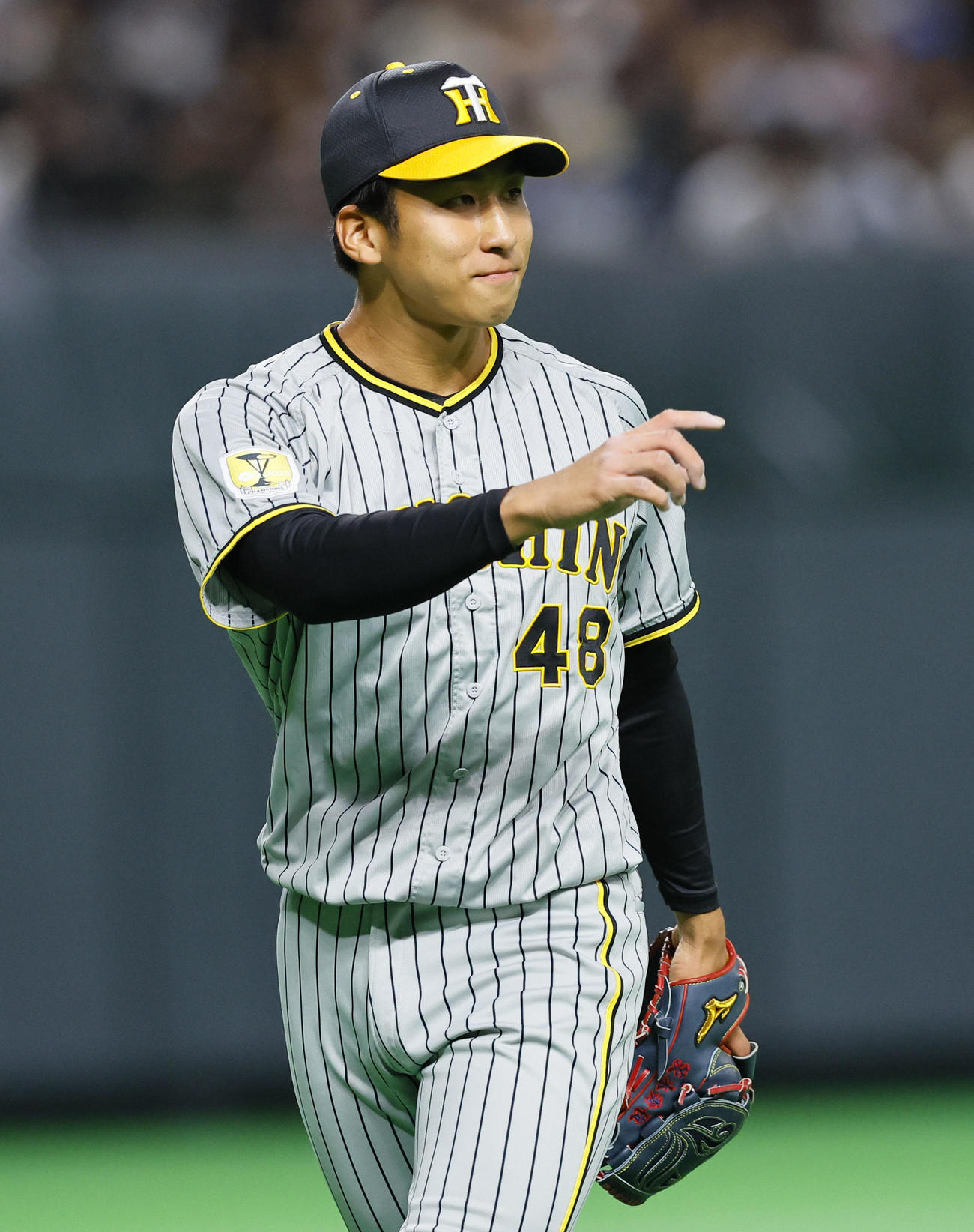 日本ハム対阪神　6回を終え、笑顔でベンチに戻る茨木（撮影・藤尾明華）