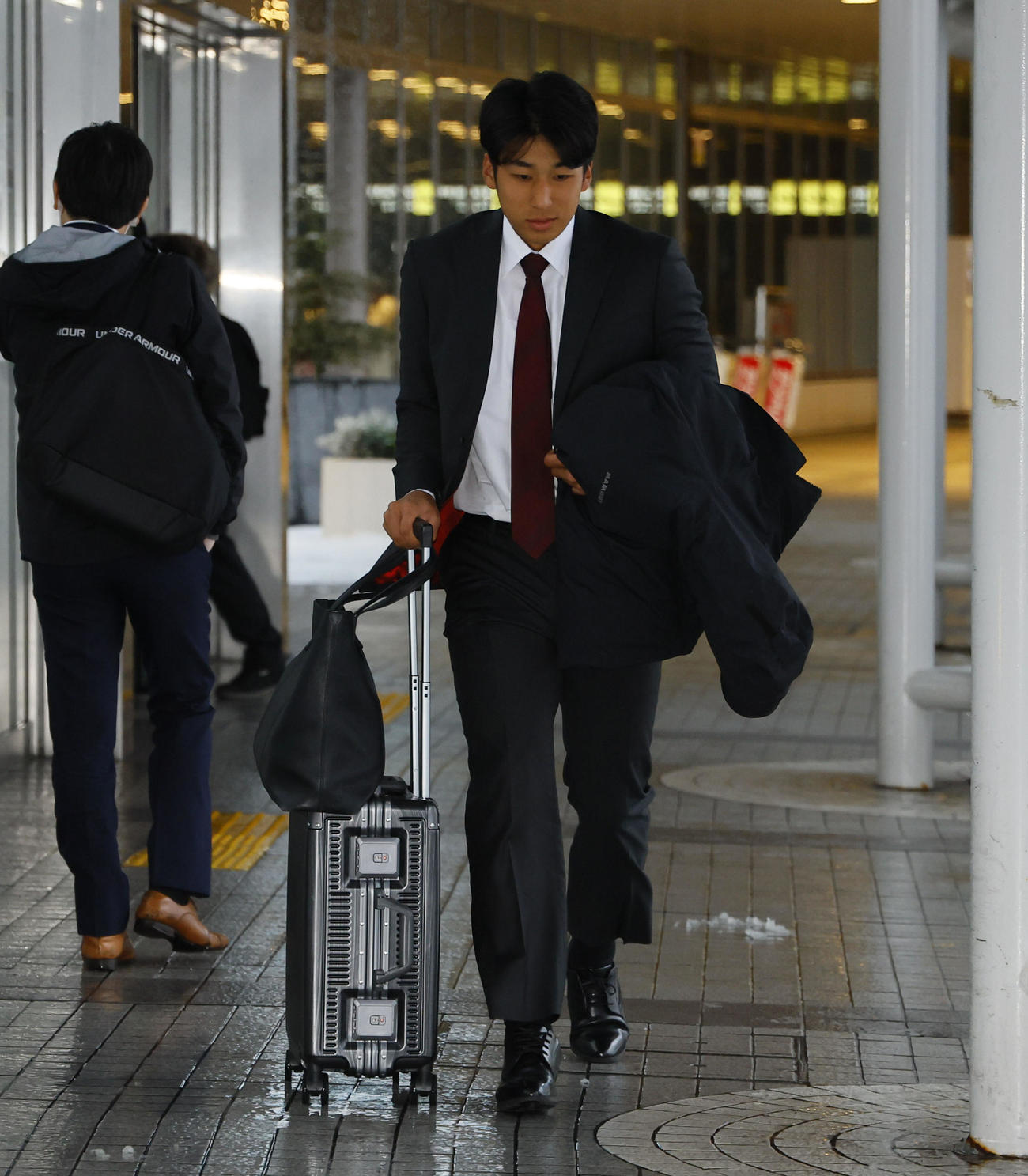北海道に到着し、バスに向かう茨木（撮影・藤尾明華）