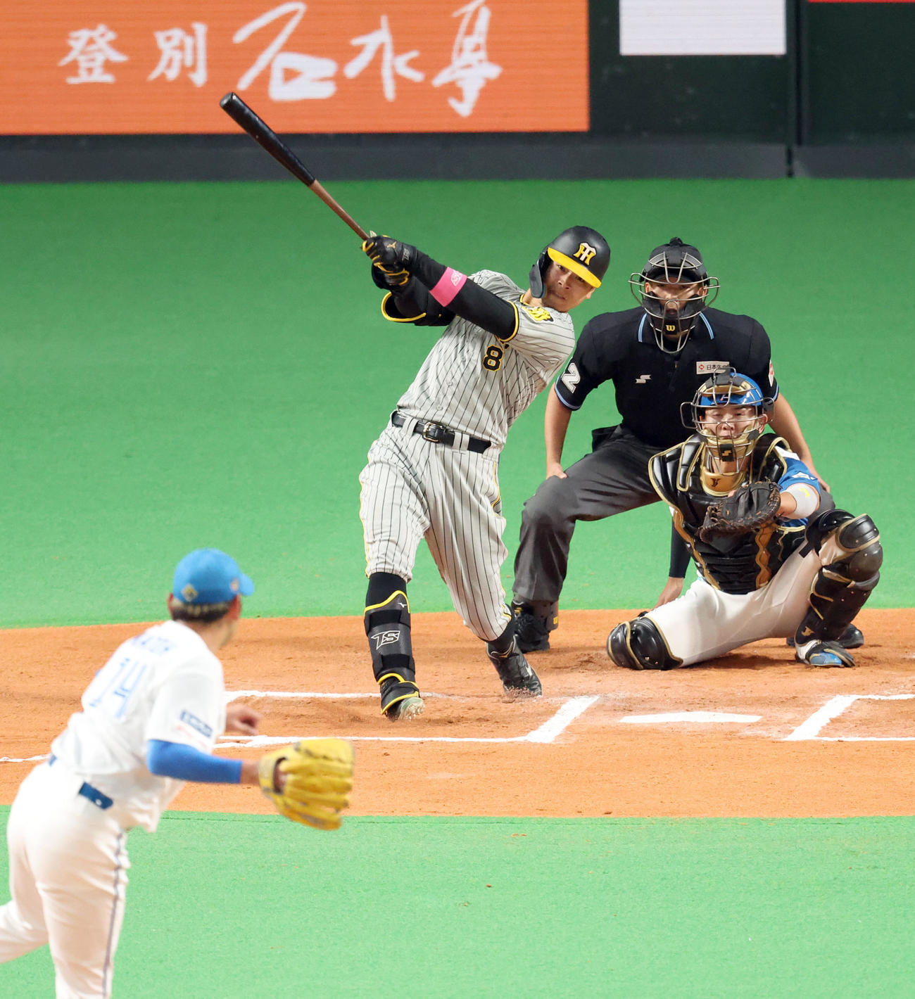 日本ハム対阪神　6回表阪神1死、佐藤輝はフェンス直撃の二塁打を放つ。投手は加藤貴（撮影・佐藤翔太）