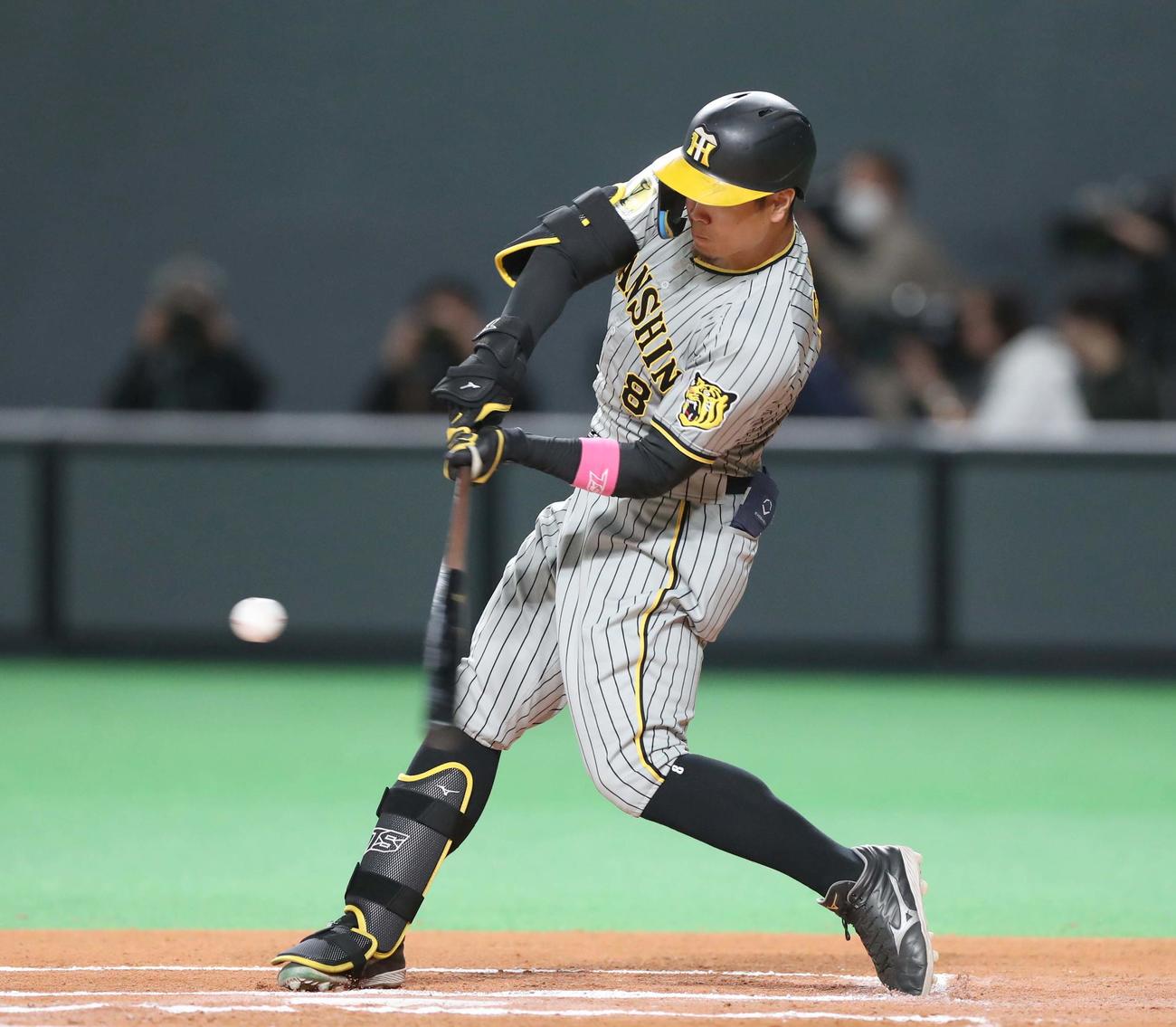 日本ハム対阪神　6回表阪神1死、中越え二塁打を放つ佐藤輝（撮影・黒川智章）