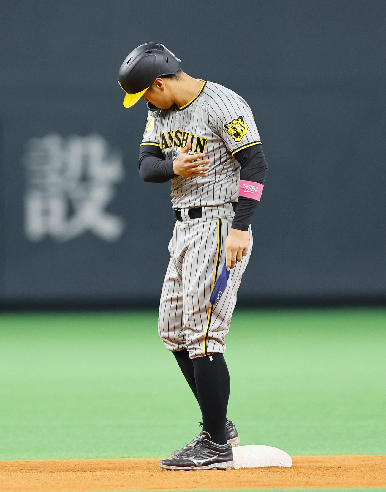 日本ハム対阪神　6回表阪神1死、中越えに二塁打を放ち、ベース上で動きを確認する佐藤明（撮影・藤尾明華）