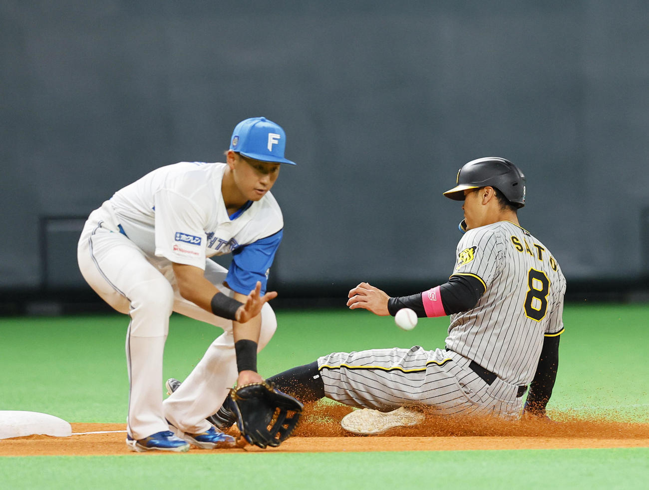日本ハム対阪神　6回表阪神1死二塁、森下の一邪飛で三塁へ進む佐藤輝。野手阪口（撮影・藤尾明華）
