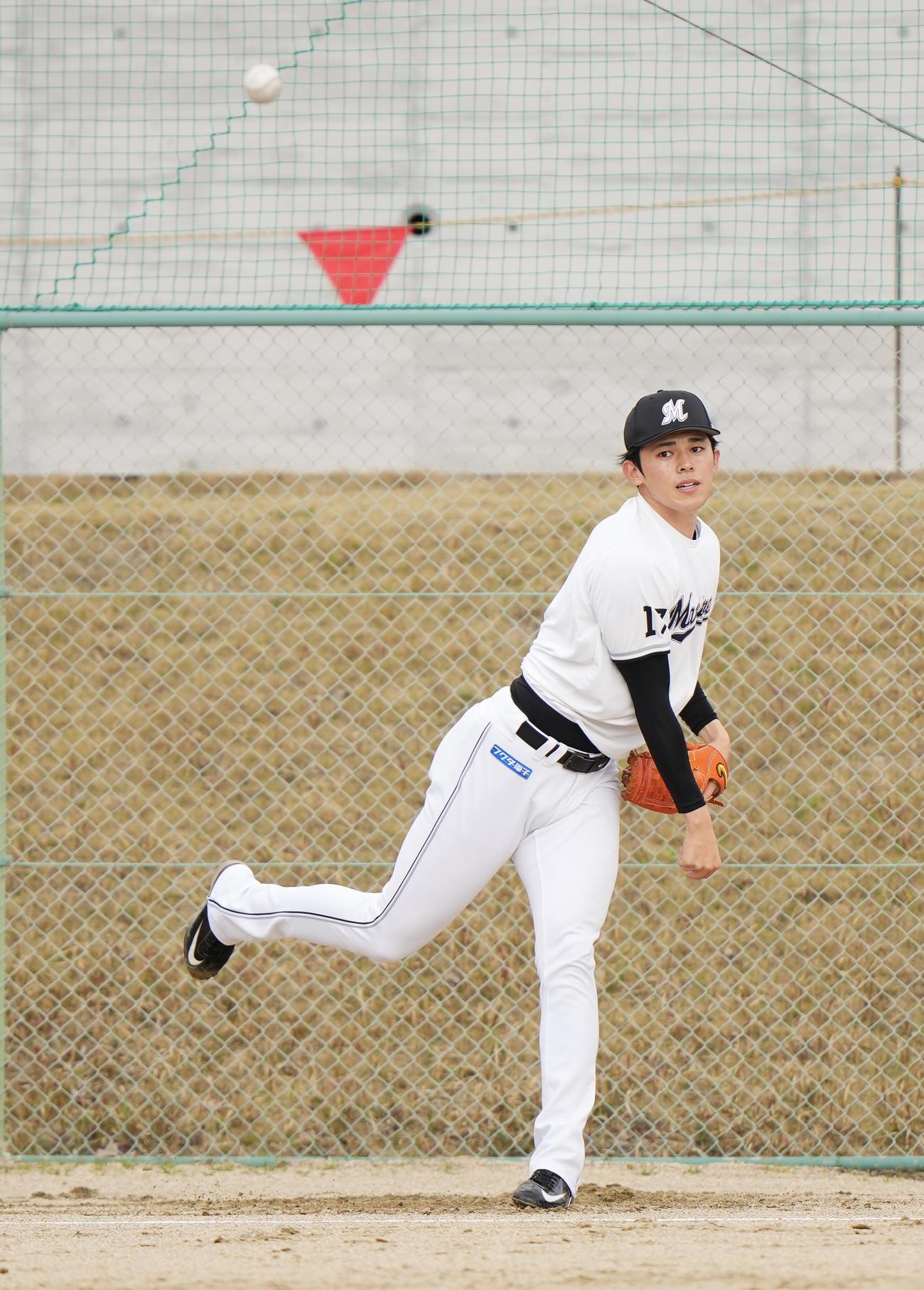 西武対ロッテ　投球練習するロッテ佐々木（撮影・垰建太）