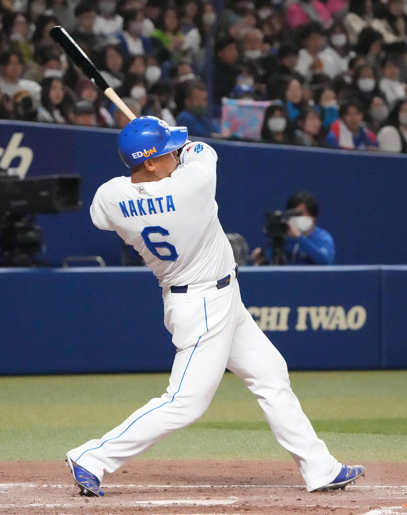 中日対ヤクルト　4回裏中日2死、左前安打を放つ中田（撮影・森本幸一）