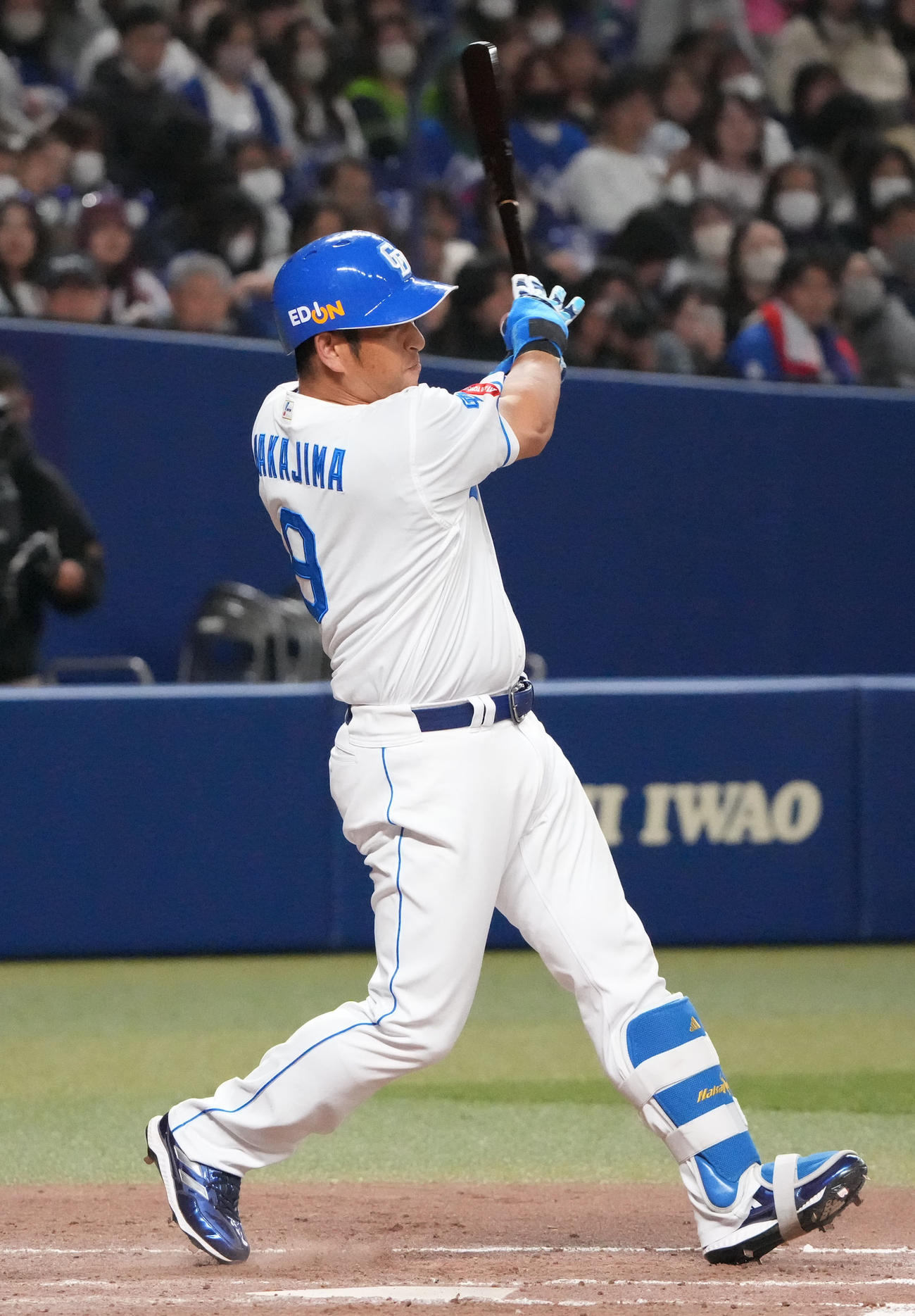 中日対ヤクルト　9回裏中日無死一塁、投手内野安打を放つ中島（撮影・森本幸一）