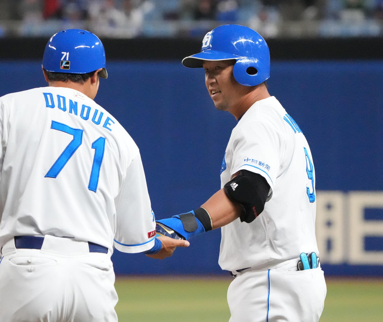 中日対ヤクルト　9回裏中日無死一塁、投手内野安打を放つ中島（撮影・森本幸一）