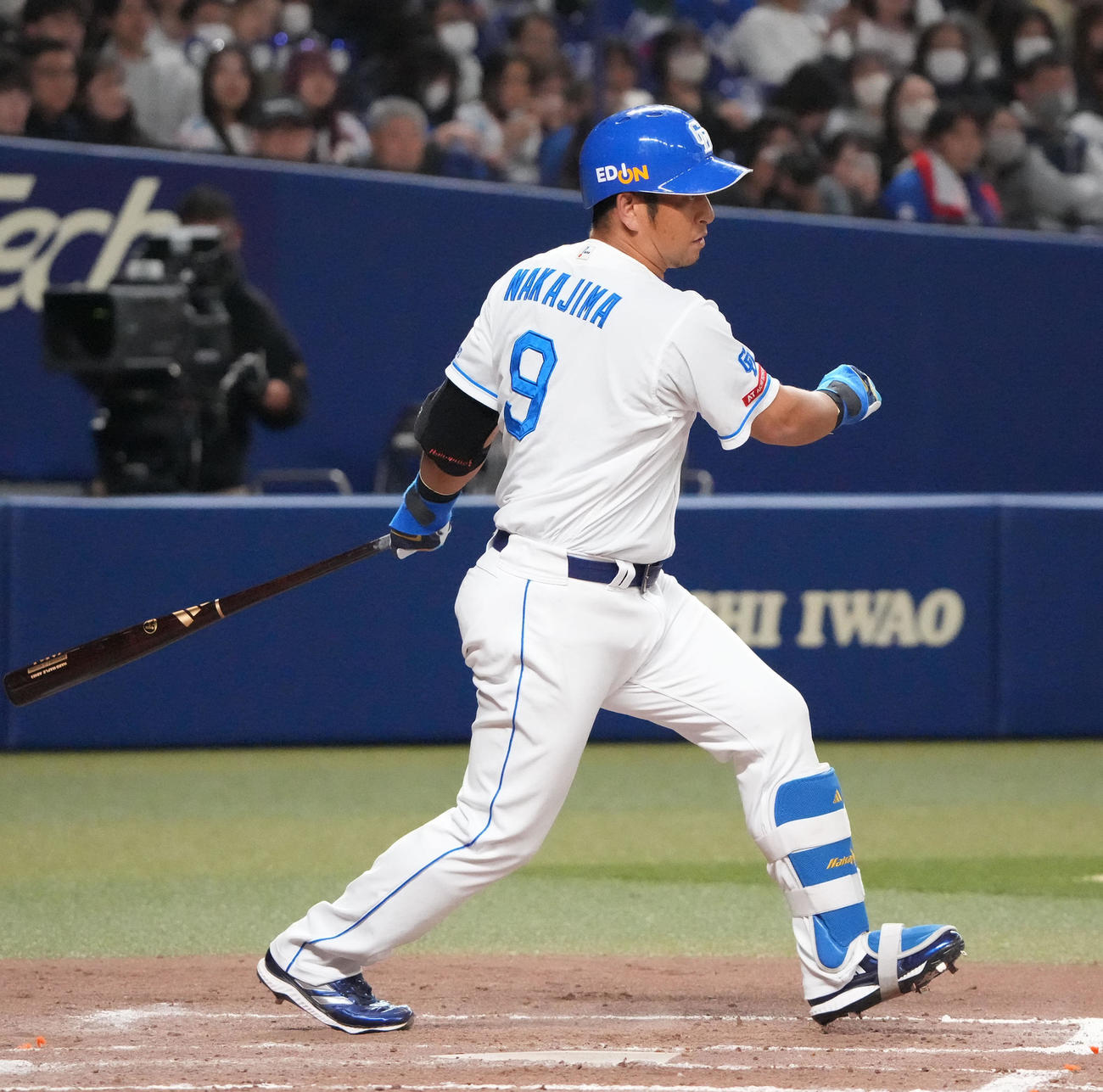 中日対ヤクルト　9回裏中日無死一塁、投手内野安打を放つ中島（撮影・森本幸一）