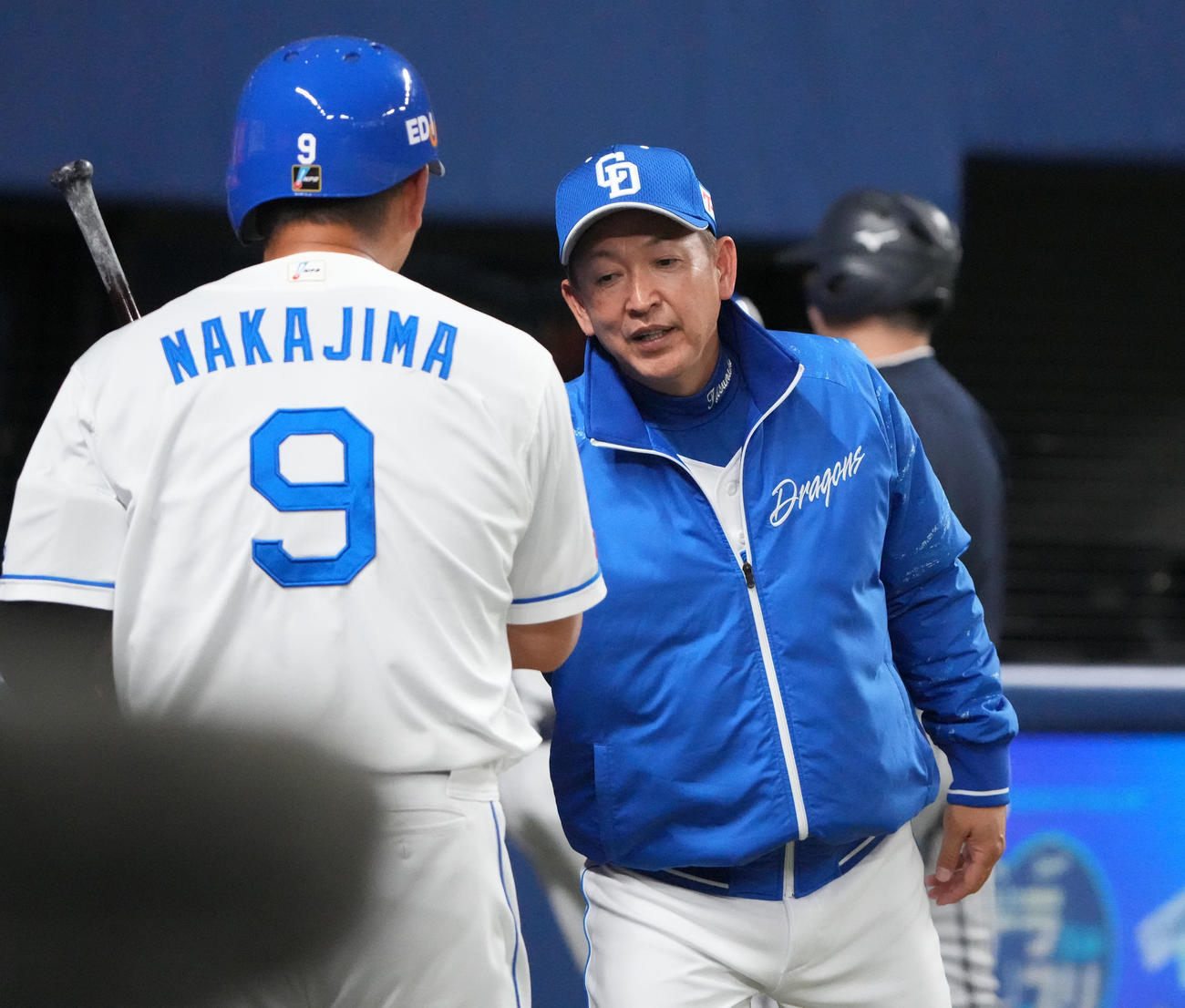 中日対ヤクルト　9回裏中日無死一塁、投手内野安打を放った中島を迎える立浪監督（右）（撮影・森本幸一）