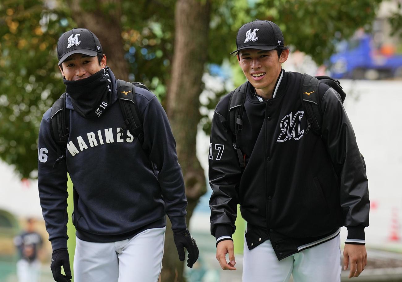 西武対ロッテ　試合前練習を終え笑顔で引きあげるロッテ種市（左）と佐々木（撮影・垰建太）