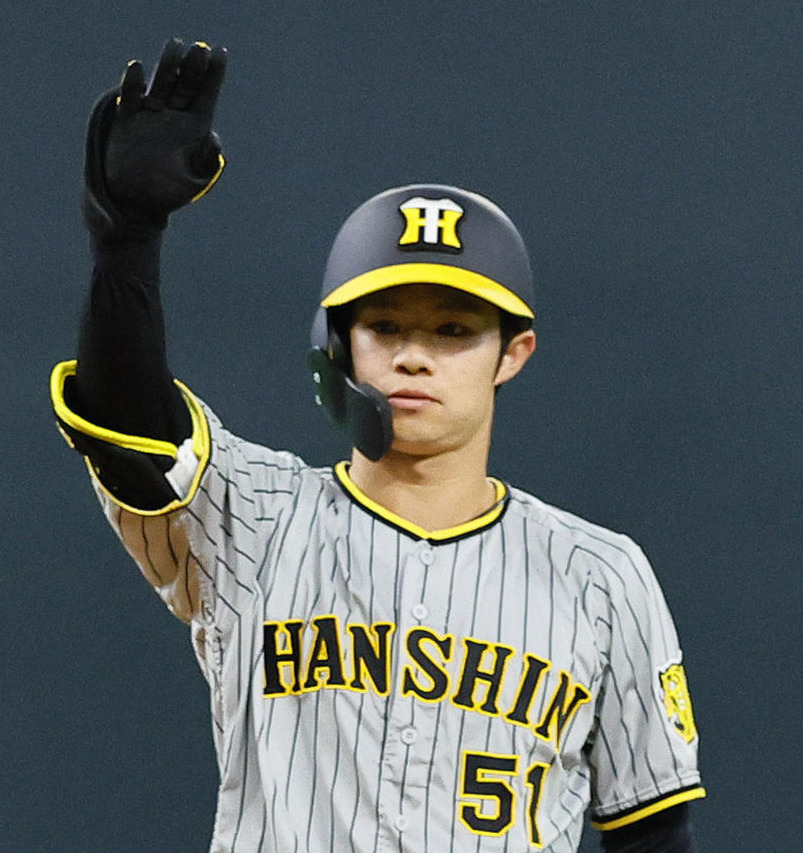 日本ハム対阪神　3回表阪神2死一、二塁、中野は右翼線に2点適時二塁打を放ちポーズをとる（撮影・藤尾明華）
