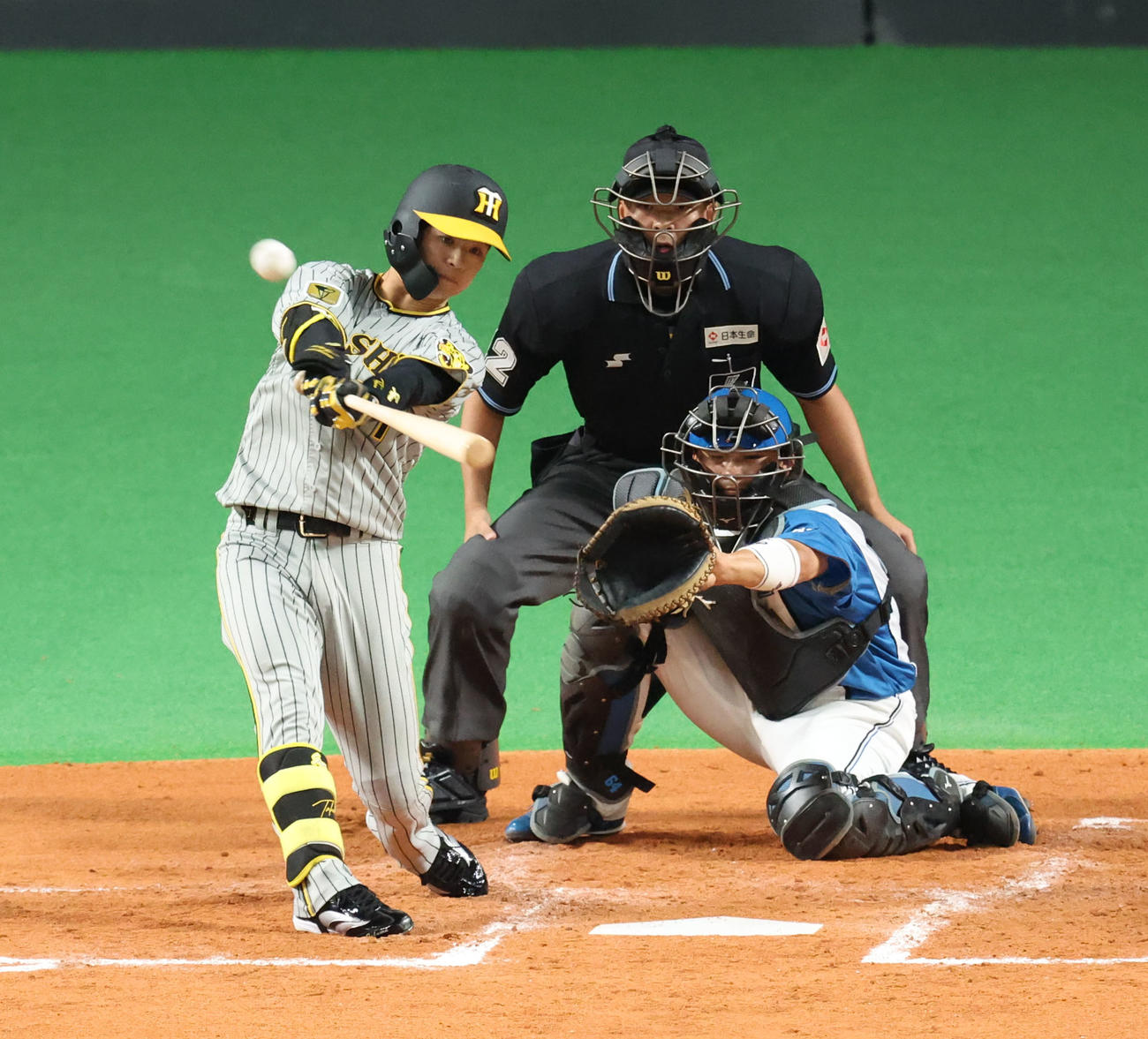 日本ハム対阪神　3回表阪神2死一、二塁、中野は2点適時二塁打を放つ（撮影・佐藤翔太）