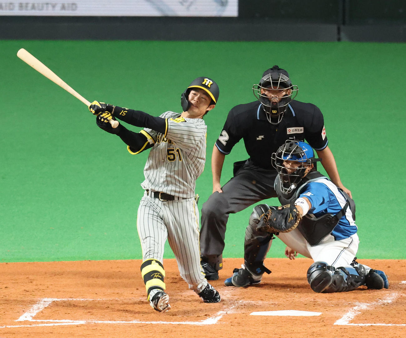 日本ハム対阪神　3回表阪神2死一、二塁、中野は2点適時二塁打を放つ（撮影・佐藤翔太）