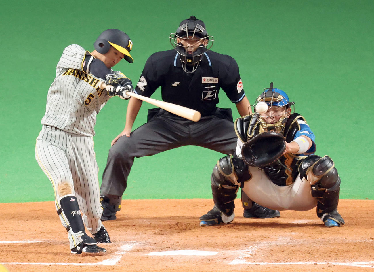 日本ハム対阪神　7回表阪神1死一塁、近本は左前打を放つ（撮影・佐藤翔太）