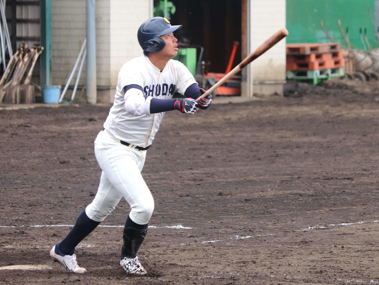 大商大で実戦デビューを果たした真鍋は初打席で本塁打寸前の右飛で場内をざわつかせた（撮影・中島麗）