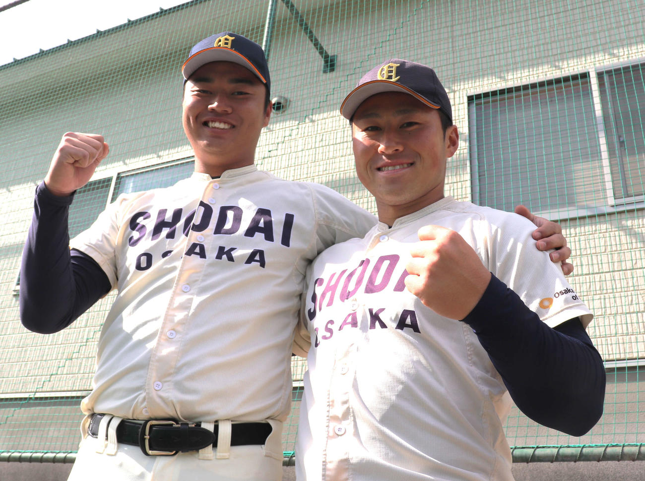 大商大の渡部（新4年・左）と真鍋（新1年）。広陵（広島）の先輩後輩コンビはこの春から、同じ屋根の下で生活をともにする（撮影・中島麗）