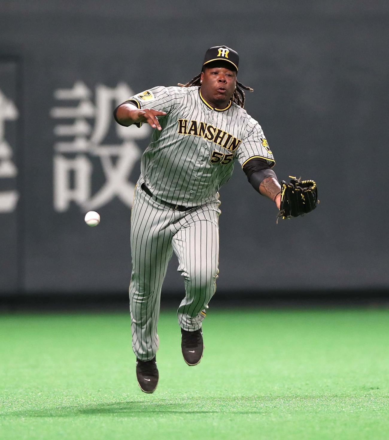 日本ハム対阪神　8回裏日本ハム2死一塁、浅間の左前の打球を後逸するミエセス（撮影・黒川智章）