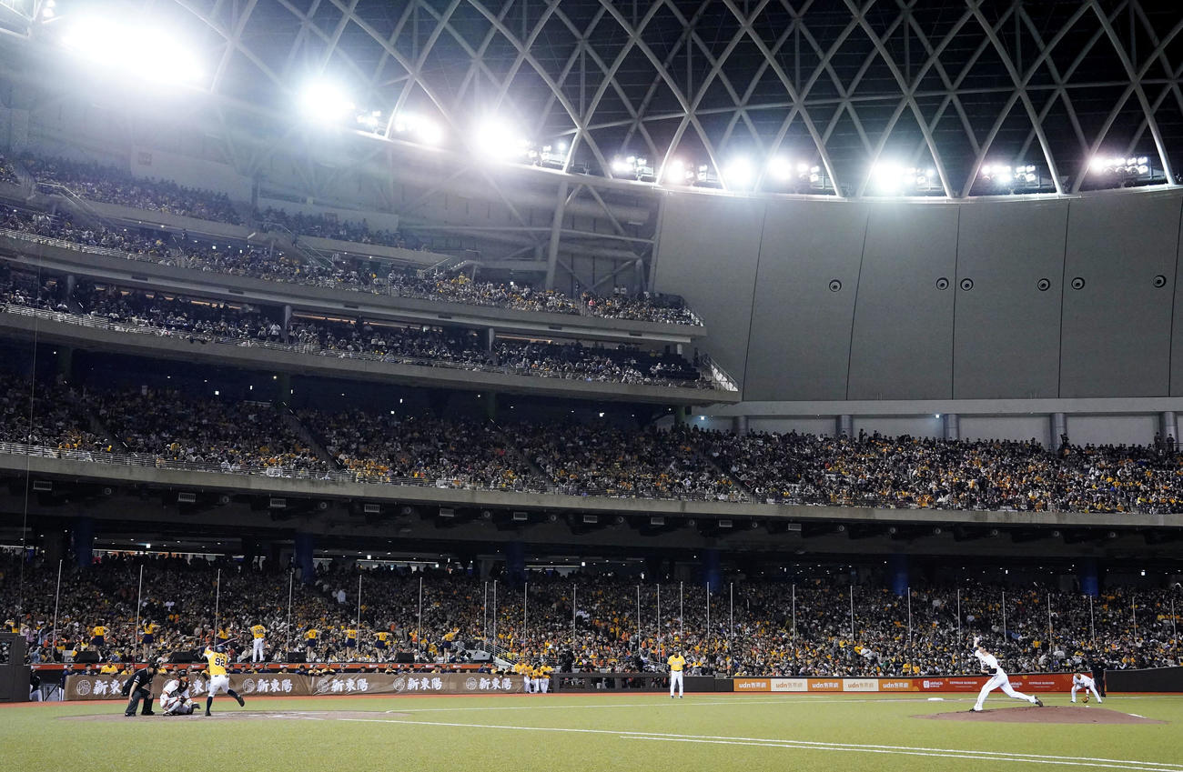 台北ドームで行われた台湾プロ野球の中信兄弟と巨人の親善試合（共同）