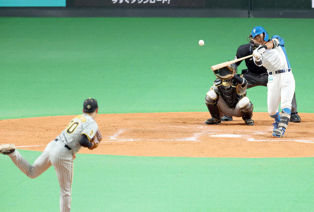 日本ハム対阪神　4回裏日本ハム無死、今川は二塁打を放つ。投手は門別（撮影・佐藤翔太）