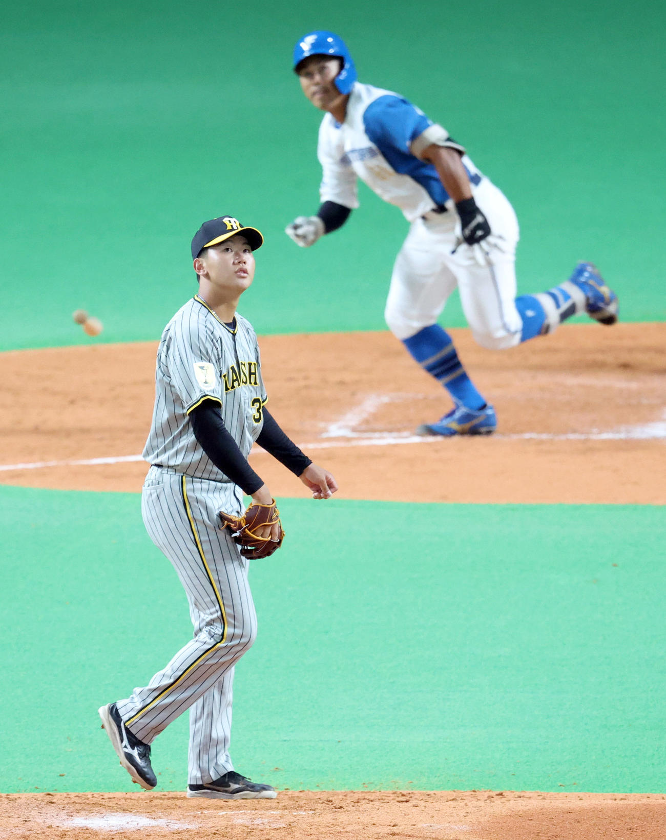日本ハム対阪神　4回裏日本ハム無死、今川に二塁打を浴びる門別（撮影・佐藤翔太）