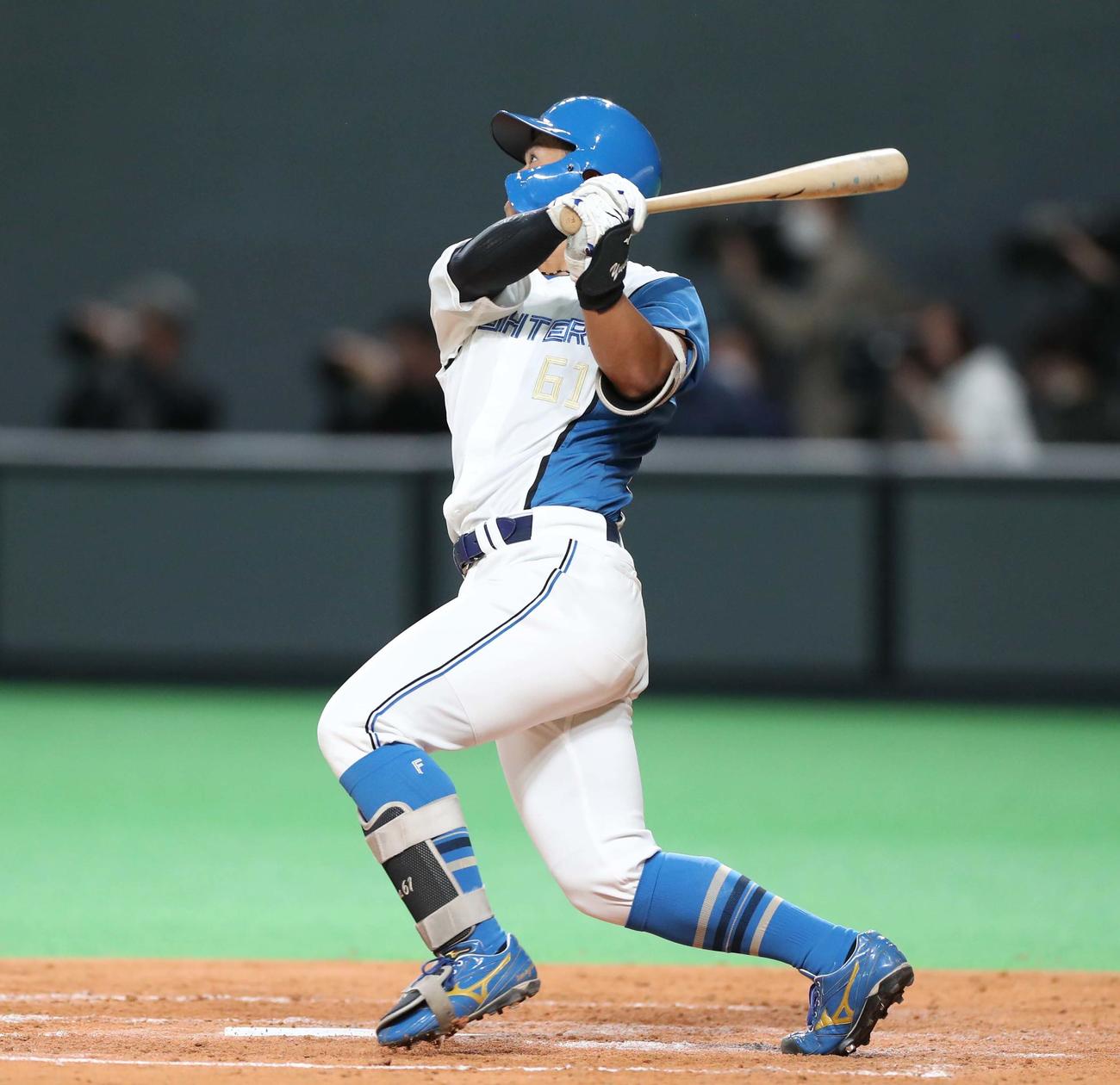 日本ハム対阪神　4回浦日本ハム無死、中越え二塁打を放つ今川（撮影・黒川智章）