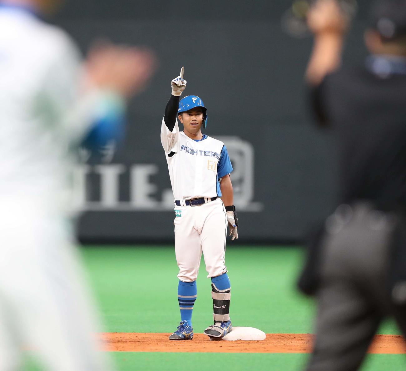 日本ハム対阪神　4回浦日本ハム無死、中越え二塁打を放ち「執念ポーズ」の今川（撮影・黒川智章）