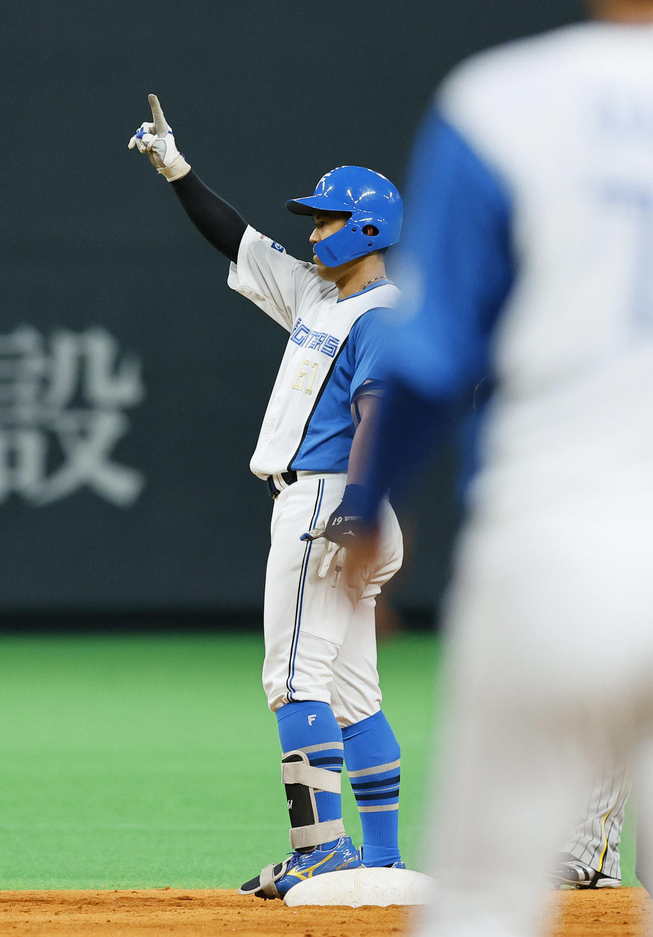 日本ハム対阪神　4回裏日本ハム無死、中越え二塁打を放つポーズをとる今川（撮影・藤尾明華）