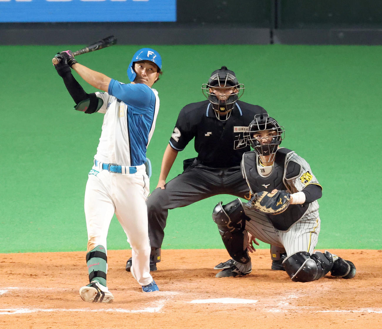 日本ハム対阪神　8回裏日本ハム2死一塁、浅間は左前打を放つ（撮影・佐藤翔太）
