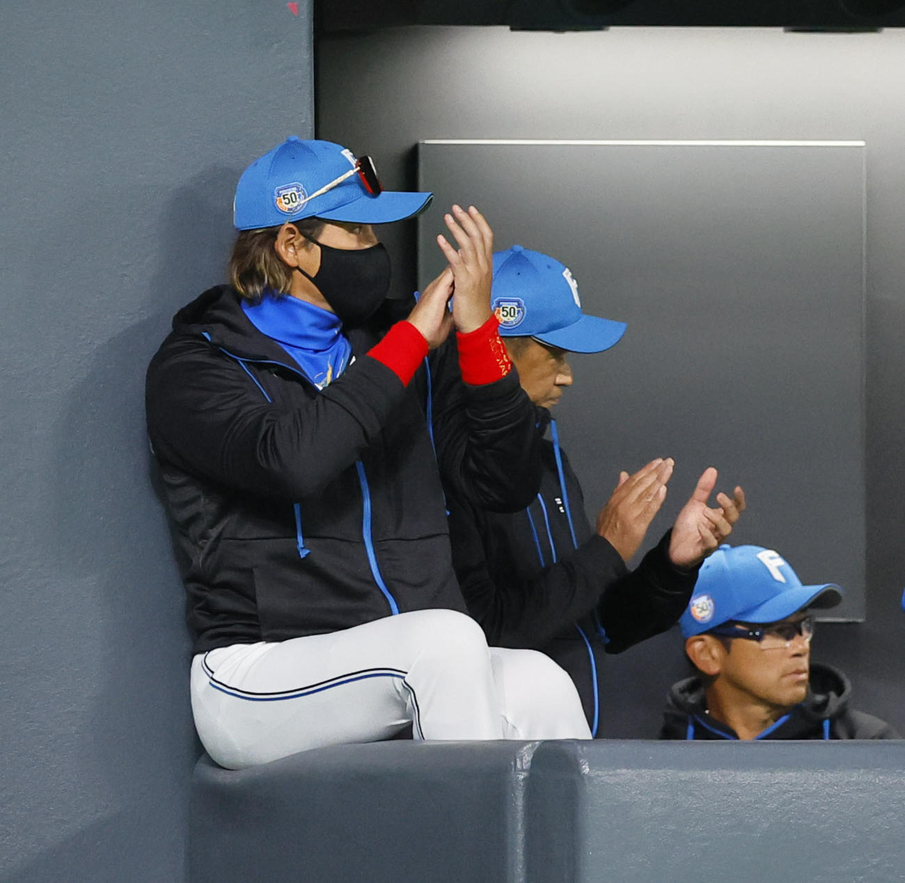 日本ハム対阪神　7回裏日本ハム無死一、二塁、打者清水のとき重盗で浅間が三塁アウトになるも、ベンチで手をたたく新庄監督（左）（撮影・藤尾明華）