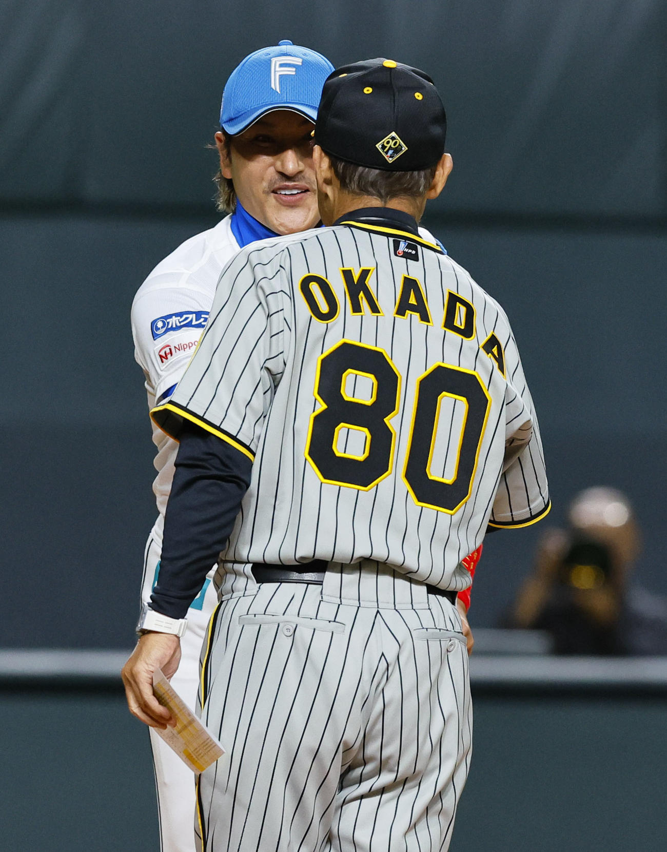 日本ハム対阪神　メンバー表交換で阪神岡田監督と握手を交わす日本ハム新庄監督（撮影・藤尾明華）