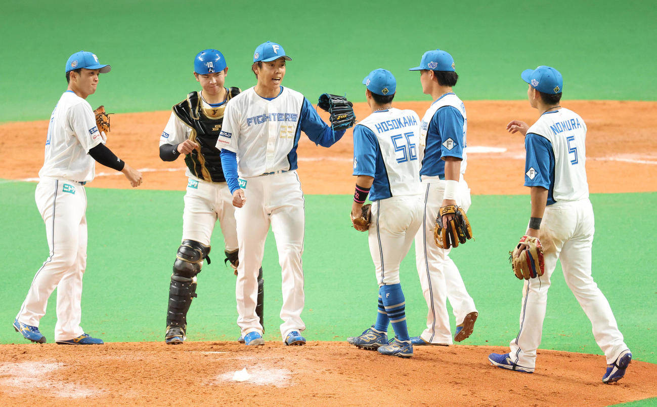 日本ハム対阪神　阪神に勝利しナインと喜び合う日本ハム杉浦（中央）（撮影・佐藤翔太）