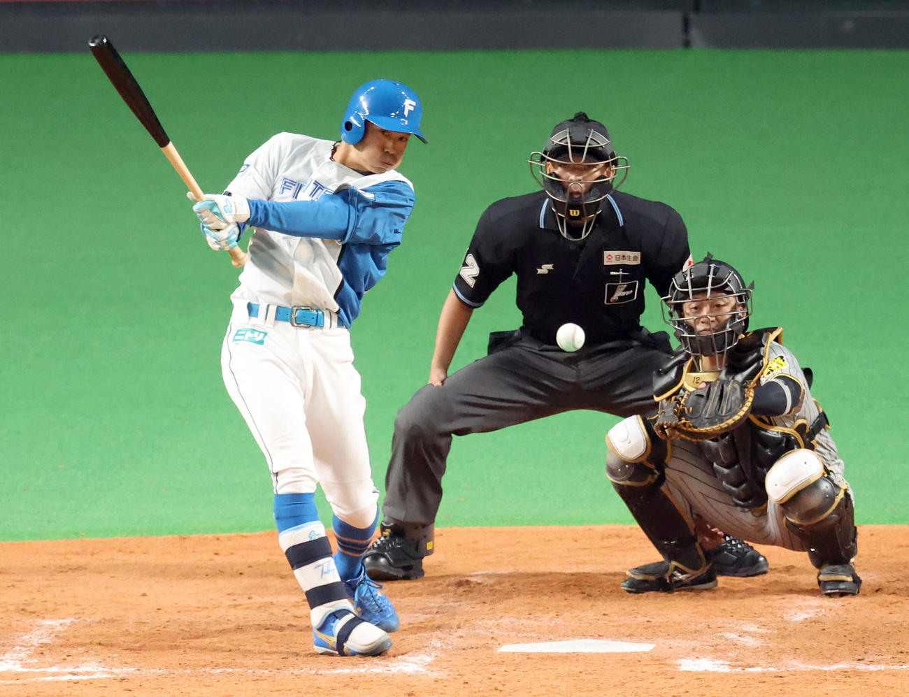 日本ハム対阪神　5回裏日本ハム2死、中島は中前打を放つ（撮影・佐藤翔太）