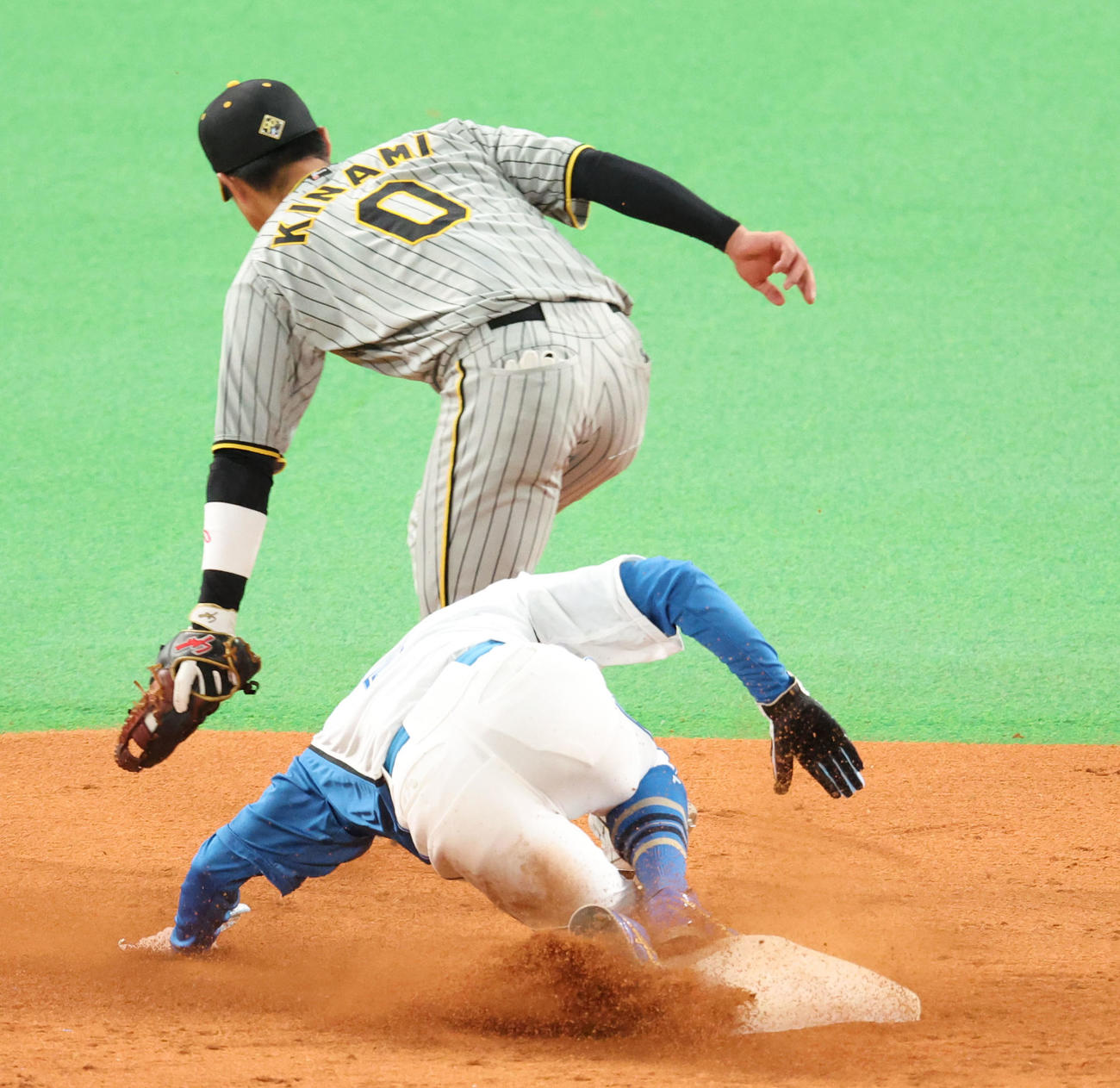 日本ハム対阪神　5回裏日本ハム2死一塁、中島は盗塁を決める（撮影・佐藤翔太）