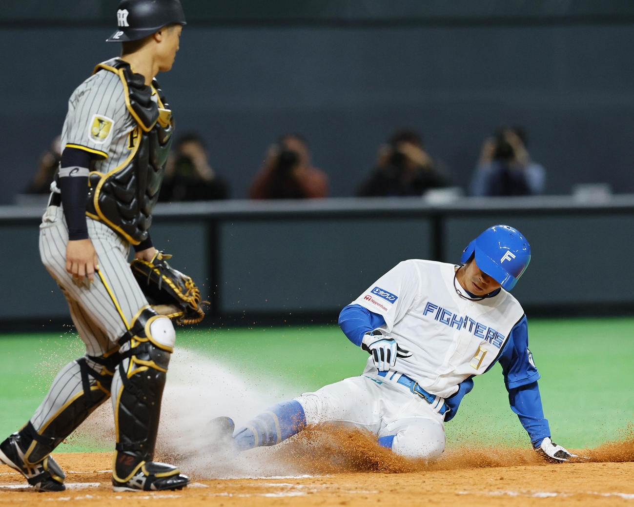 日本ハム対阪神　5回裏日本ハム2死二塁、細川の右前適時打で生還する中島（撮影・藤尾明華）