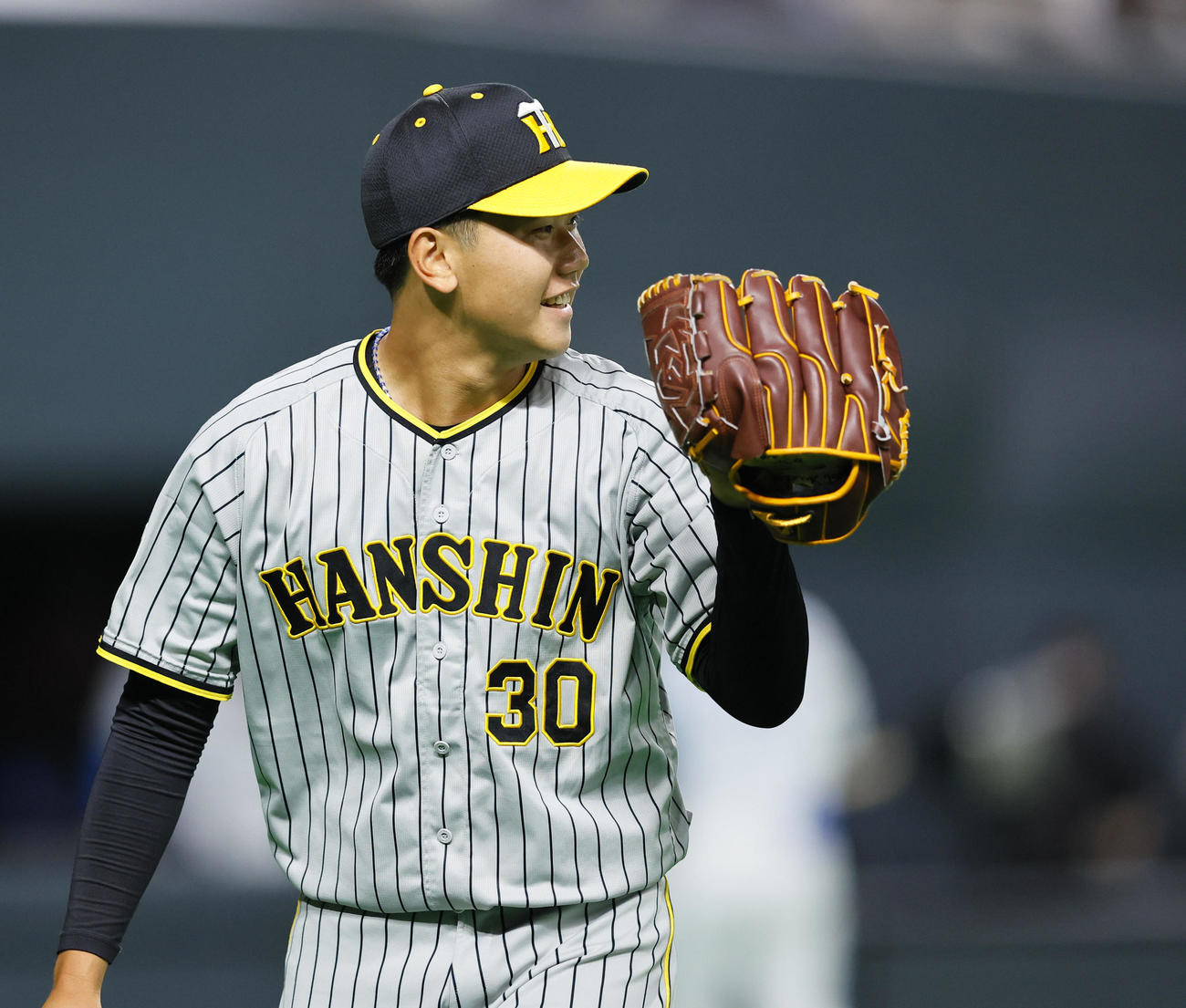 日本ハム対阪神　1回裏を終え、笑顔でベンチに戻る阪神門別（撮影・藤尾明華）