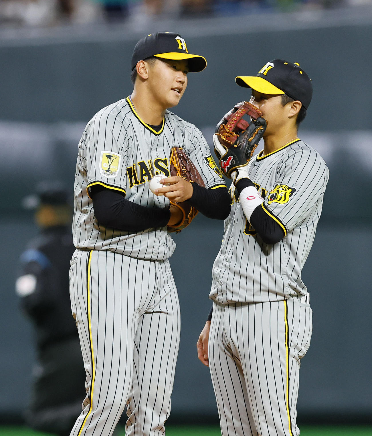 日本ハム対阪神　4回裏日本ハム無死二塁、木浪（右）に声をかけられる阪神門別（撮影・藤尾明華）