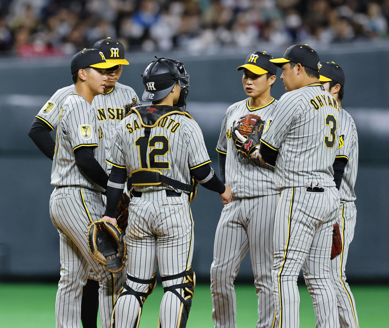 日本ハム対阪神　4回裏日本ハム1死一、二塁、マウンドでナインに声をかけられる阪神門別（左端）（撮影・藤尾明華）