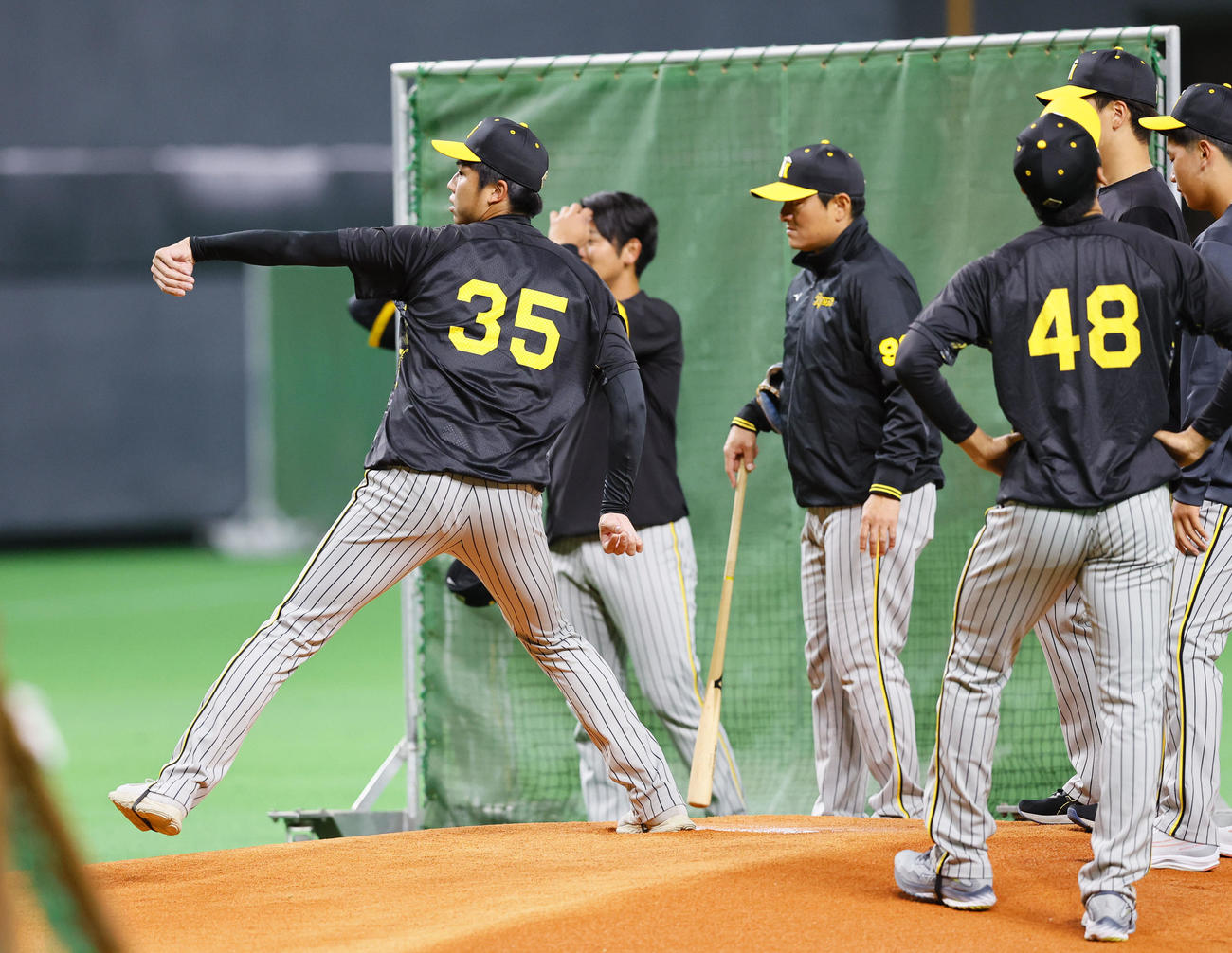 日本ハム対阪神　マウンドを確認する才木（左端）ら阪神投手陣（撮影・藤尾明華）