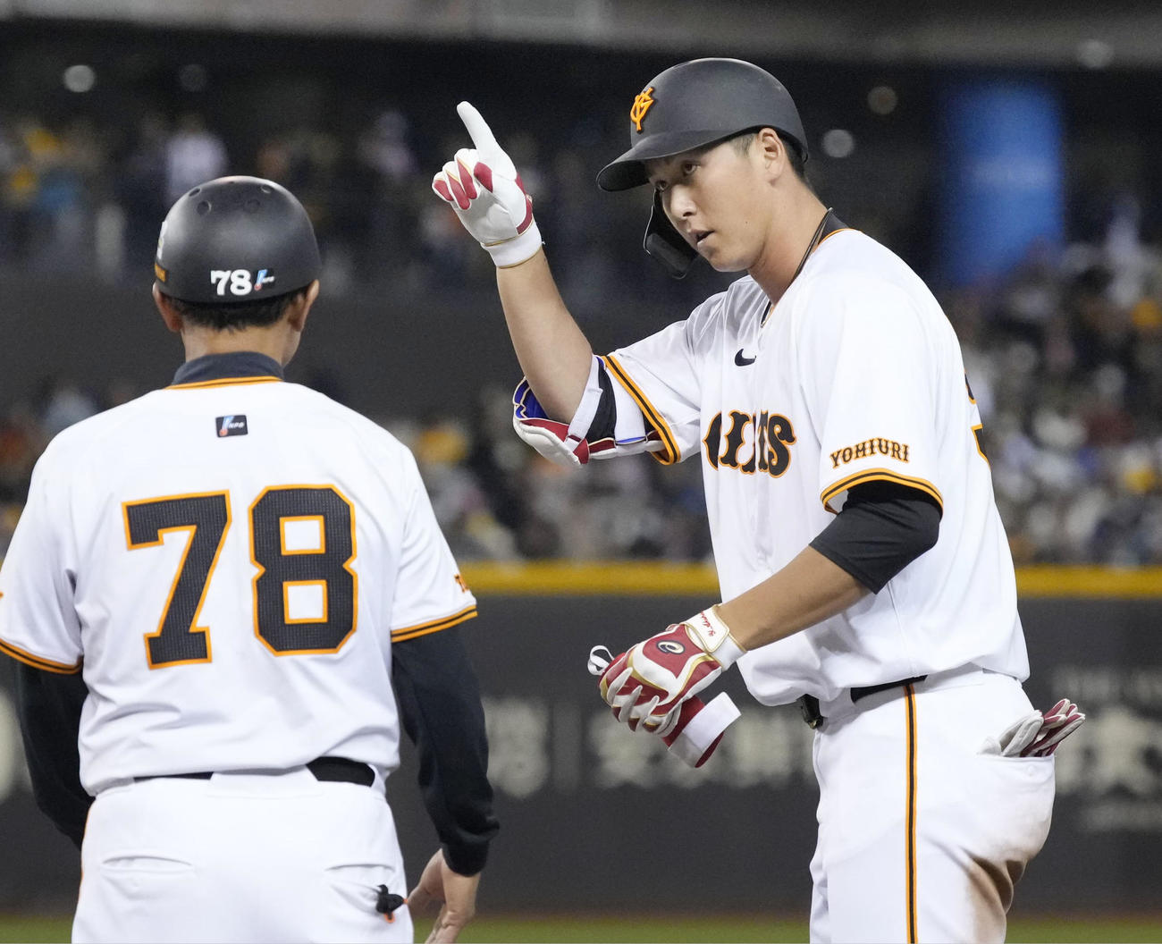 中信兄弟戦の7回、適時打を放ち、ポーズをとる巨人秋広（共同）