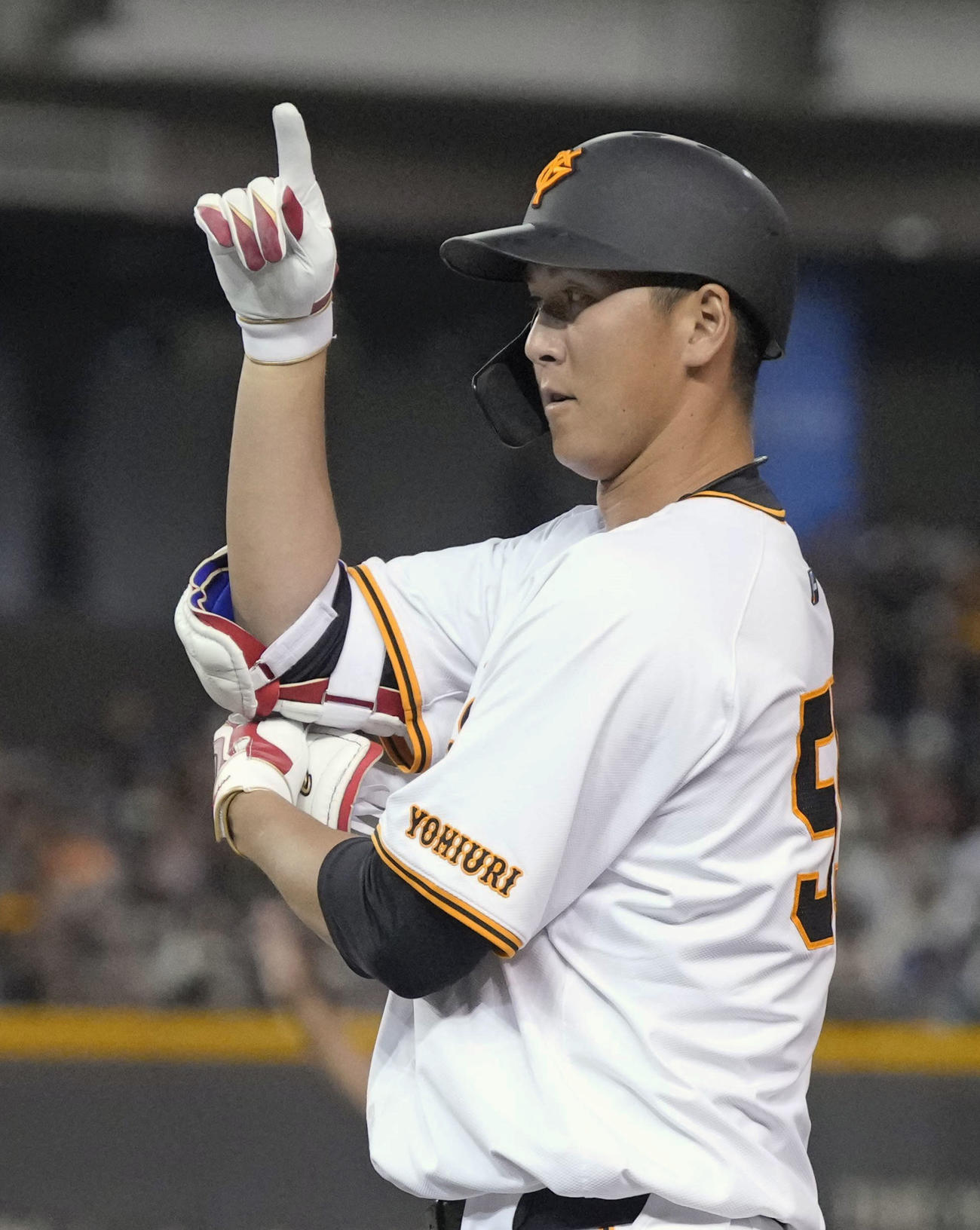 中信兄弟戦で先制打を放ち、ベンチに向かってポーズをとる巨人秋広（共同）
